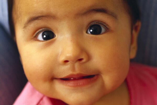 Babe avec des yeux sombres sur le portrait