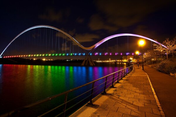 Luci colorate della città di notte sul lungomare