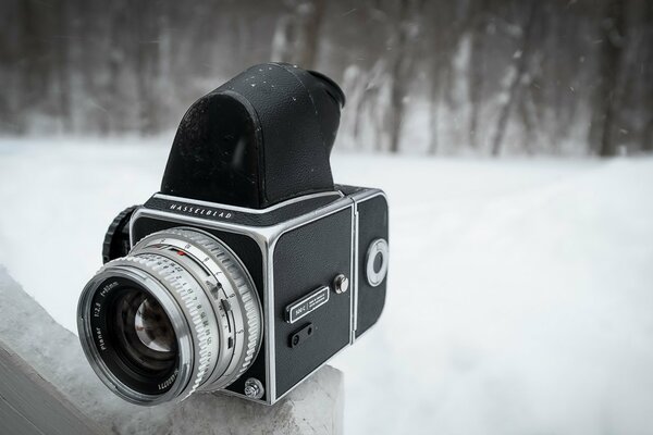Caméra MASSELBLAD sur fond de neige