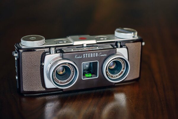 Fotocamera Kodak stereo su sfondo marrone