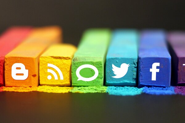 Farbige Buntstifte mit Social-Media-Logos