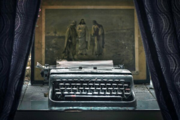 Máquina de escribir en el fondo de una pintura antigua