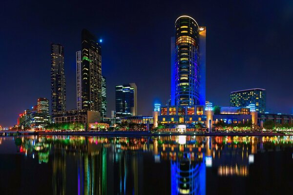 Luci della città di notte con riflessione nello stagno