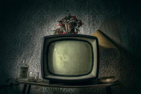 Viejo televisor en la mesa de café