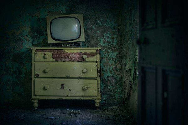 Vecchia TV in una stanza buia