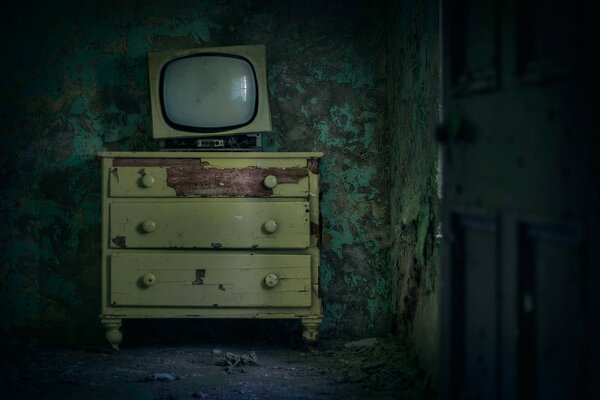 Старый телевизор в мрачной комнате
