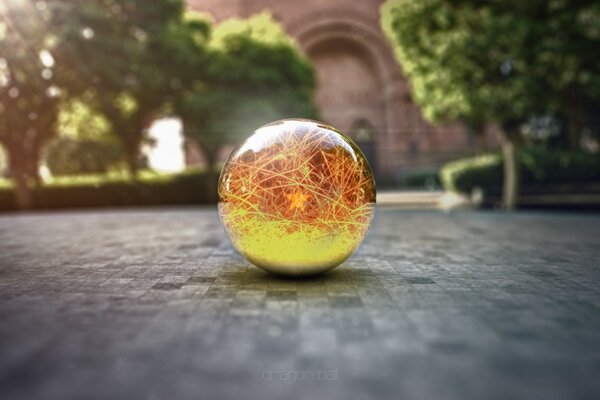 Vidrio, bola de sol en el azulejo