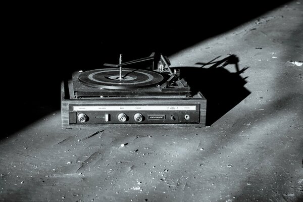 Tourne-disque avec une plaque sur un fond gris