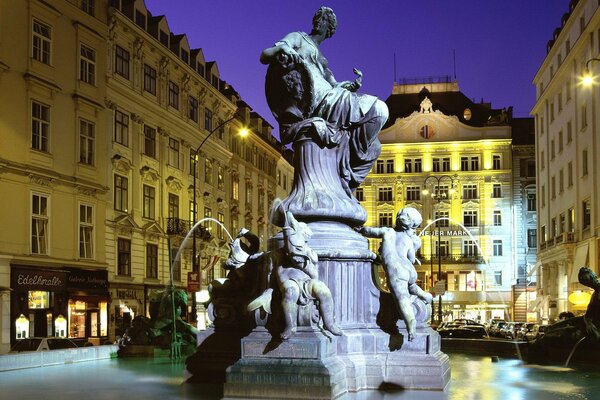 Italienische Nacht mit einem schicken Brunnen