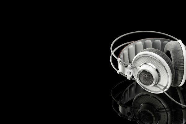 Los auriculares rotos revolotean y rebotan
