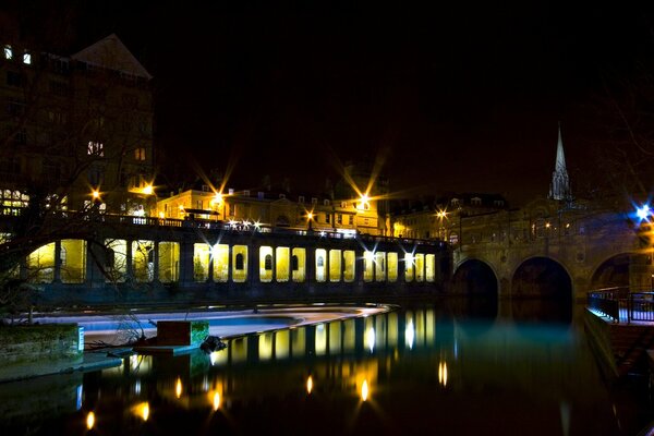 La lumière de nuit de la ville se reflète dans la rivière