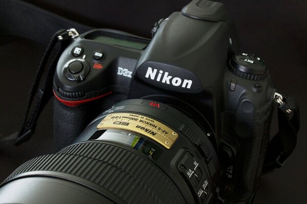 Macchina fotografica Nikon con grande lente