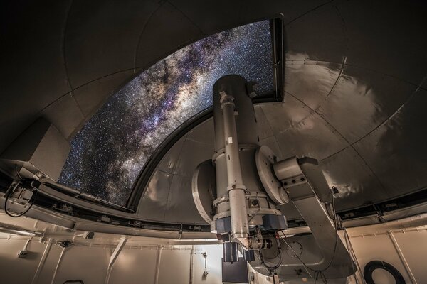 Télescope à l Observatoire regarde dans le ciel