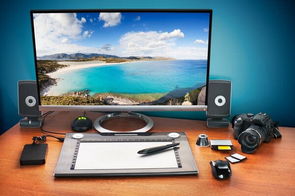 Desktop con gadget e monitor con immagine di paesaggio