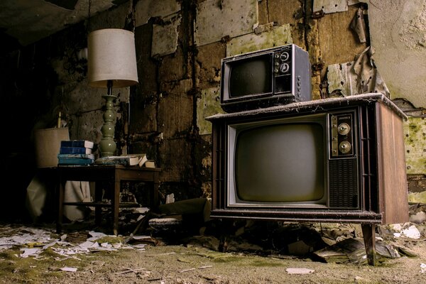 Téléviseurs de différentes tailles dans les ruines