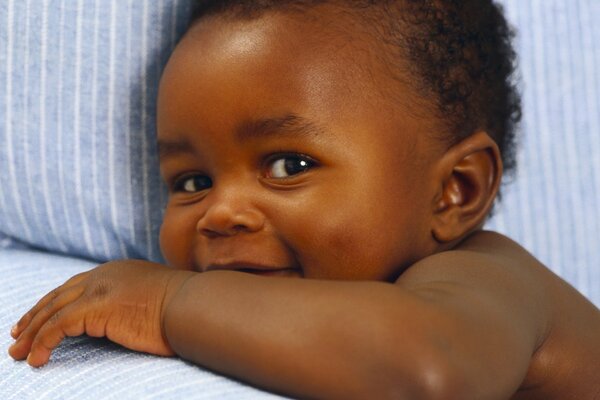 Un niño pequeño con hermosos ojos sonríe