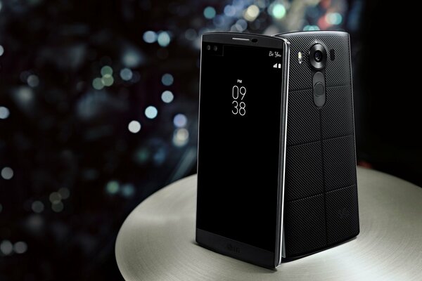 Deux smartphones sont debout sur la table