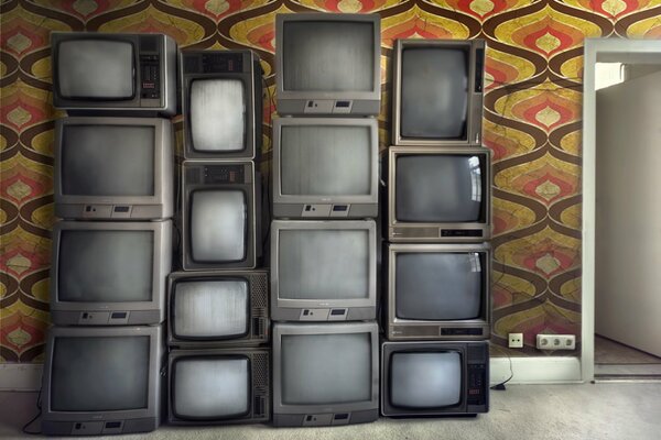 Старые телевизоры сложенные в комнате