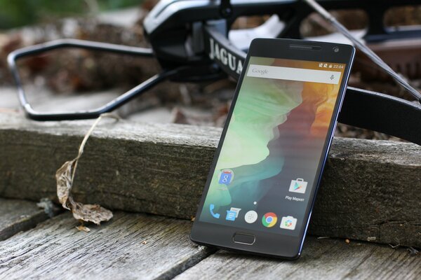 Smartphone con un desktop quasi vuoto, senza app inutili