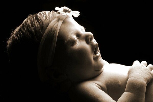 Foto eines schlafenden Babys im Verband