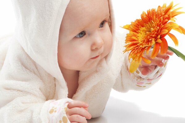 Introduzione del bambino alla natura, in particolare al fiore