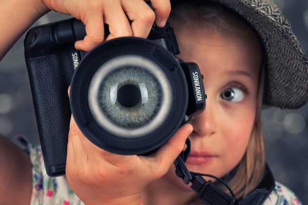 Jeune fille prend des photos au lieu de l objectif dans l œil de la caméra