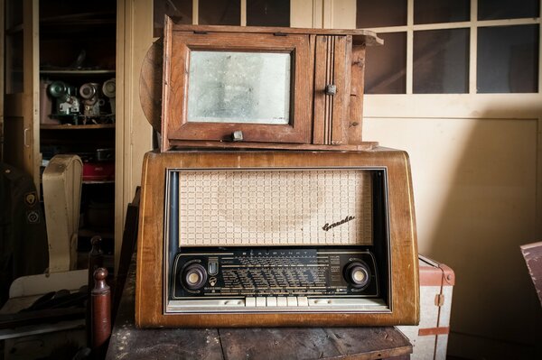 Vieille radio sur fond d atelier