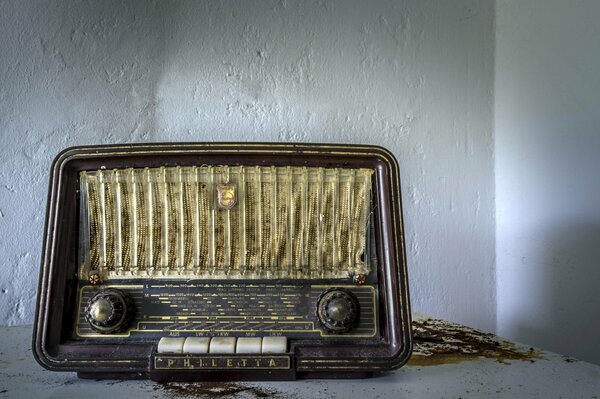 An old and dirty radio receiver