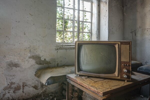 Ein staubiger, alter Fernseher in einem verlassenen Haus