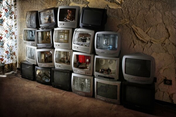 Pokój z bardzo używanymi starymi telewizorami