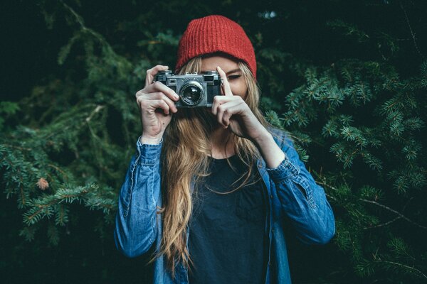 Девушка фотограф фон красивый красная шапка