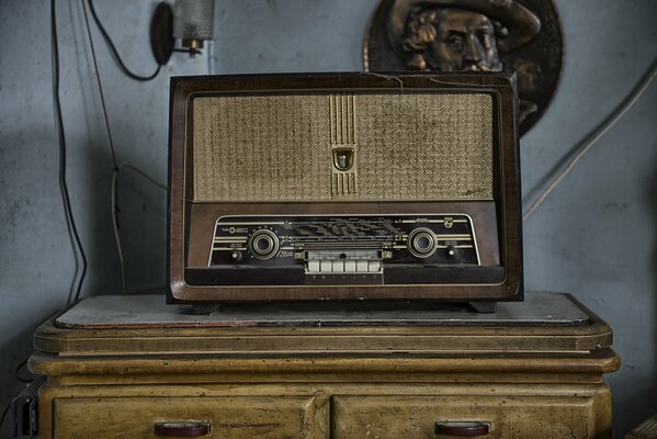 Vieille radio dans la chambre sur le bureau