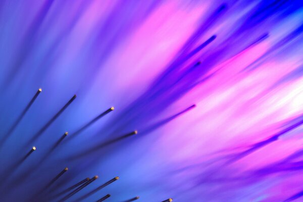 Dünne Drähte auf einem rosa und blauen Hintergrund
