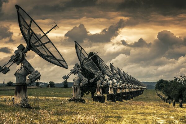 Antenas en el campo, tiempo nublado