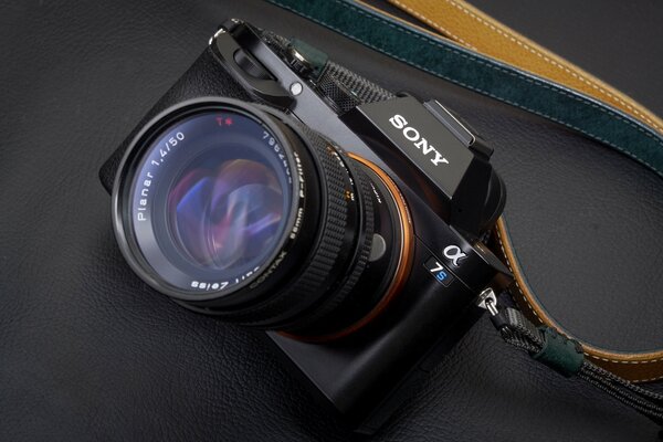 Sony lente de la cámara en la mesa