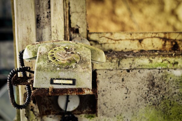 Ein altes Telefon in einem verlassenen Haus getötet