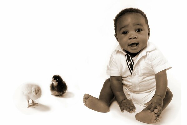 Afrikanisches Baby und zwei Küken