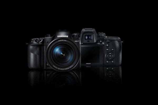 La fotocamera digitale Samsung scatta incredibili foto digitali. Fotocamera ad alta tecnologia. Soddisfa il design moderno e la velocità di riproduzione veloce