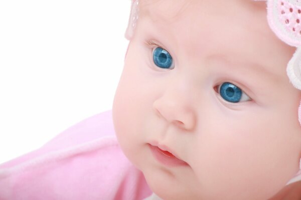 Bebé ángel ojos azules