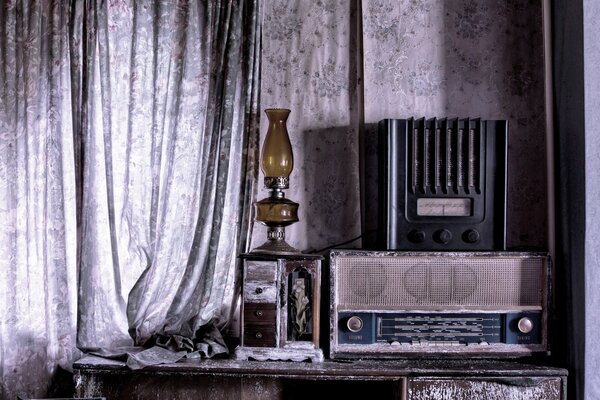 Retro-Radioempfänger in der Nähe von Vorhang und Lampe