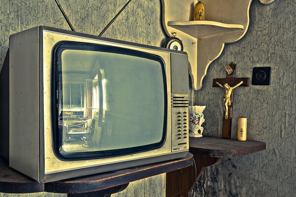 An old TV in an old apartment