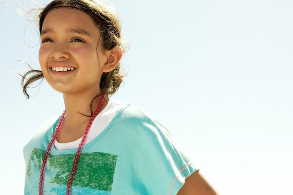 Enfant heureux. Sourire nacré. Vent arrière