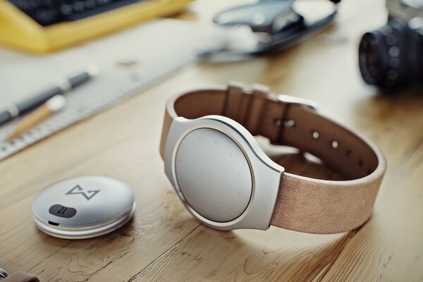 Montre-bracelet sur la table en bois