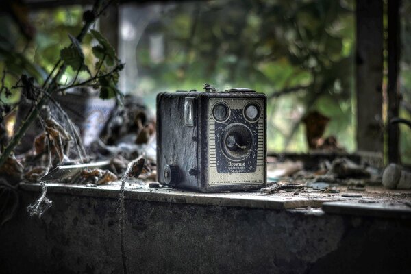 Cámara retro en el fondo de una casa abandonada