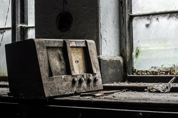 Altes verlassenes Radio auf der Fensterbank