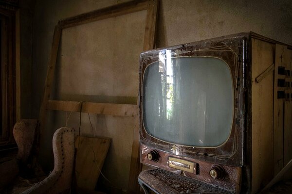 Chambre avec ancienne télévision