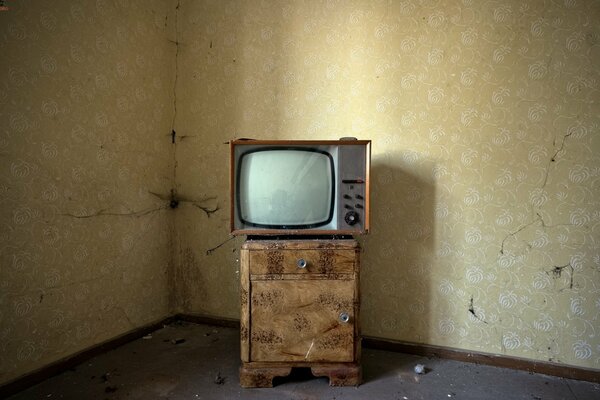 TV Vintage sur fond de mauvaise réparation