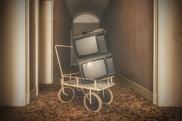 Televisores retro en un carro retro en una habitación antigua