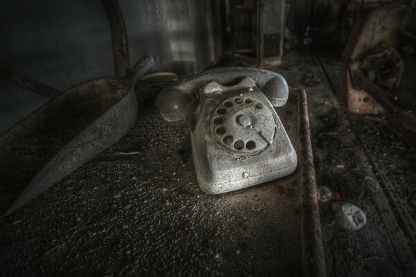 Vecchio telefono a disco su sfondo scuro