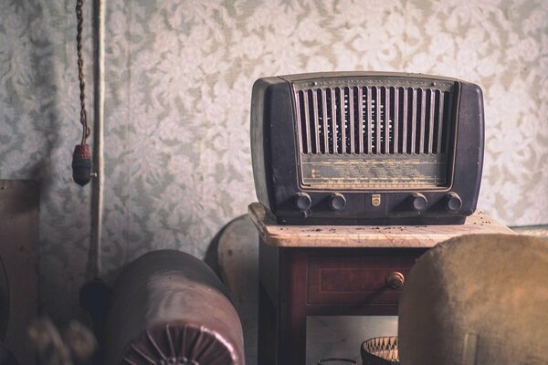 Vintage-Radio Philps auf Hintergrund